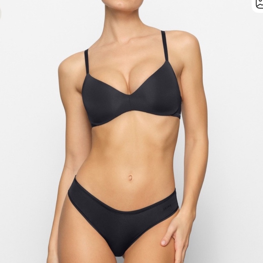 NWT SKIMS Wireless Form Push Up Plunge Bra in Onyx Size 34A